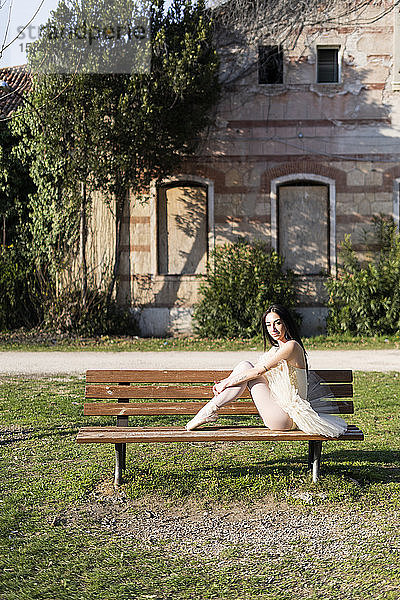 Italien  Verona  Porträt einer auf einer Bank sitzenden Ballerina in der Stadt