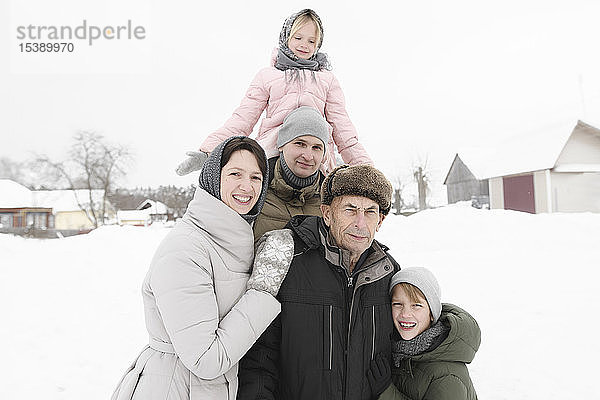 Familienporträt mit Grossvater im Winter