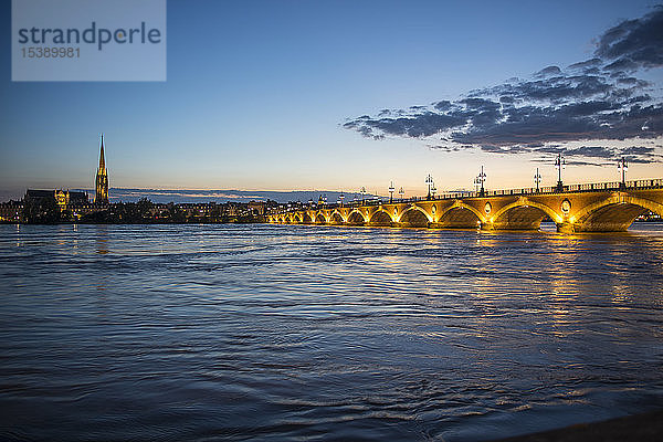 Frankreich  Bordeaux  historische Brücke Pont de Pierre über die Garonne bei Sonnenuntergang