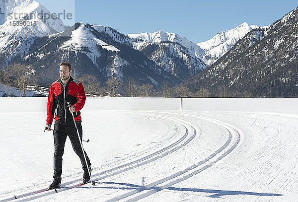 Österreich  Tirol  Achensee  Mann beim Skilanglauf