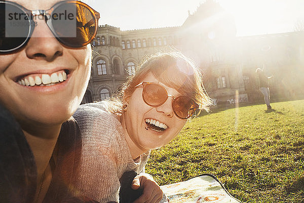 Porträt zweier lachender Frauen im Park