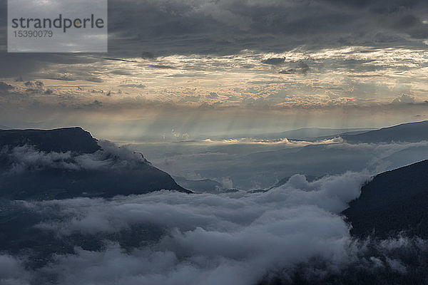 Italien  Dolomiten  Südtirol  Blick vom Berg Seceda auf Wolken über den Bergen