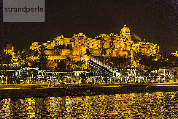 Ungarn  Budapest  beleuchtete Budaer Burg bei Nacht