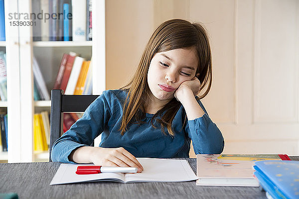 Frustriertes Mädchen mit Hausaufgaben