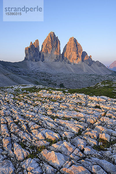Italien  Sextner Dolomiten  Drei Zinnen bei Sonnenaufgang  Naturpark Drei Zinnen  Unesco-Weltnaturerbe