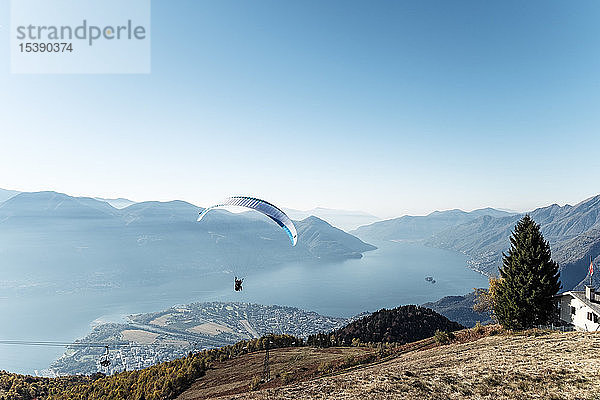 Schweiz  Tessin  Locarno  Ascona  Lago Maggiore  Gleitschirmflieger