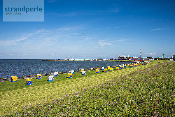 Deutschland  Cuxhaven  Strandkörbe an der Küste