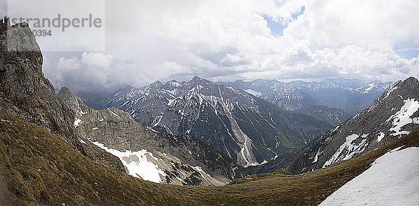 Deutschland  Oberbayern  Blick über das Karwendelgebirge