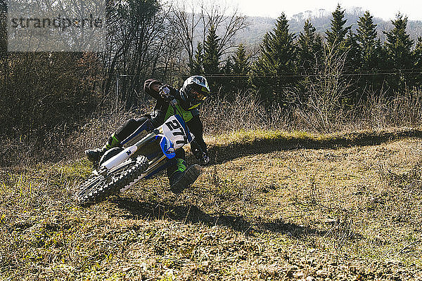 Motocross-Fahrer auf der Rennstrecke