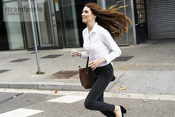 Auf der Straße laufende Geschäftsfrau
