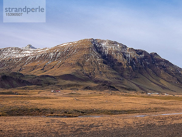 Island  Austurland  Landschaft mit Berg auf dem Weg nach Egilsstadir