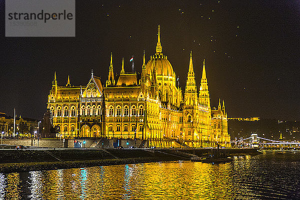 Ungarn  Budapest  beleuchtetes Parlament bei Nacht