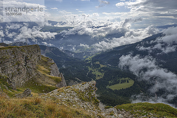 Italien  Dolomiten  Südtirol  Blick vom Berg Seceda über Gröden mit dramatischen Wolken über den Bergen