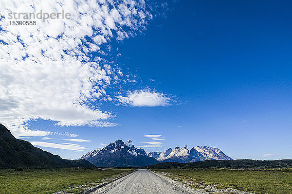 Chile  Patagonien  Gerade Straße  die durch den Nationalpark Torres del Paine führt