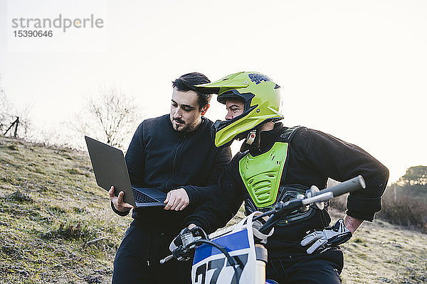 Motocross im Gespräch mit dem Trainer mit Laptop