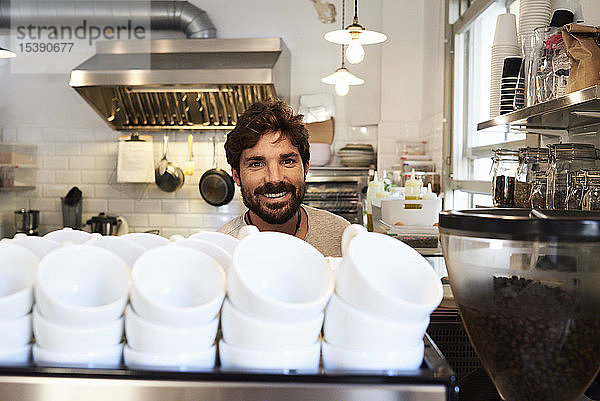 Porträt eines lächelnden Barista in einem Café