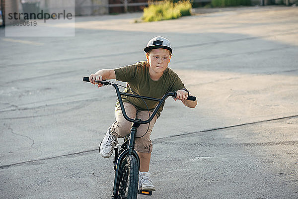 Junge auf bmx-Fahrrad