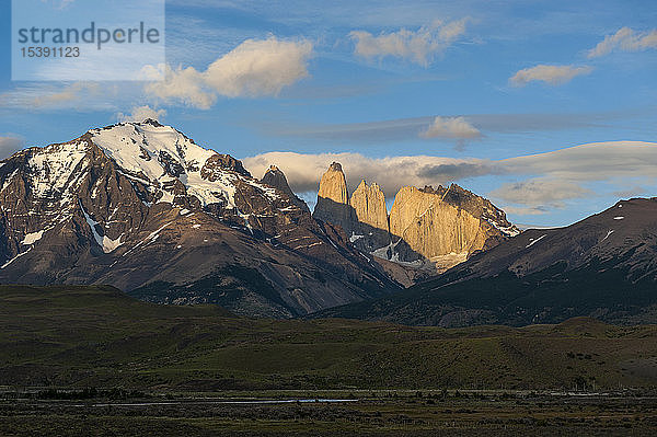 Chile  Patagonien  Nationalpark Torres del Paine  Berglandschaft im frühen Morgenlicht