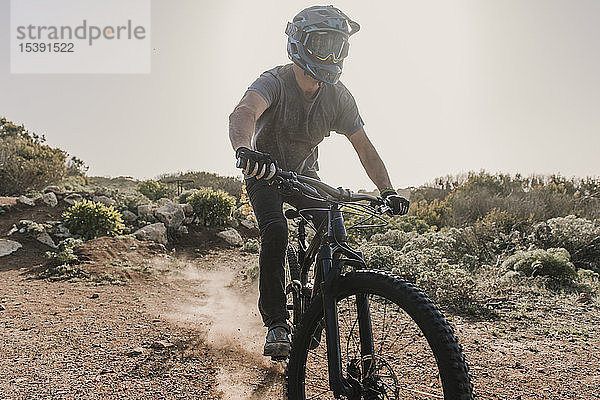 Spanien  Lanzarote  Mountainbiker auf einem Ausflug in die Wüstenlandschaft