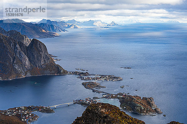 Norwegen  Lofoten  Reine  Blick von Reinebringen