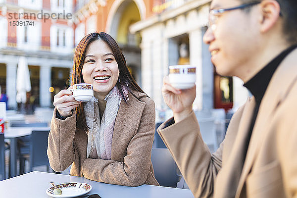 Spanien  Madrid  junges Paar genießt einen Kaffee auf der Plaza Mayor