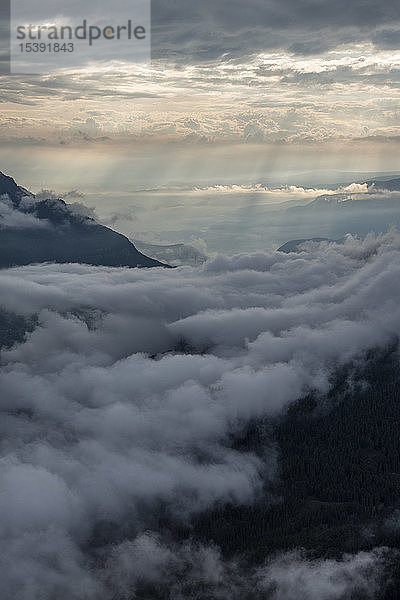 Italien  Dolomiten  Südtirol  Blick vom Berg Seceda auf Wolken über den Bergen