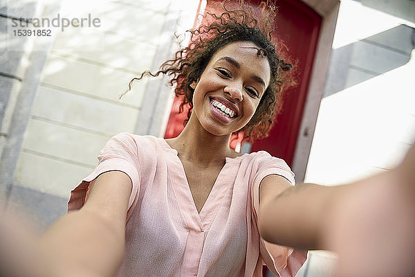 Selfie einer glücklichen jungen Frau in der Stadt
