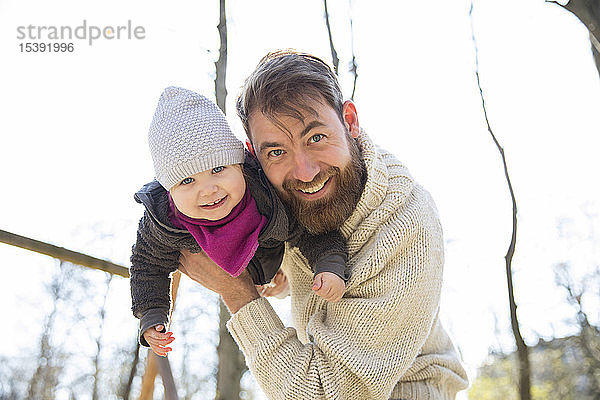 Porträt eines glücklichen Vaters mit Tochter im Park