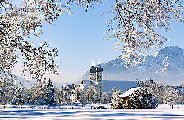 Deutschland  Oberbayern  Tölzer Land  Kloster Benediktbeuern im Winter