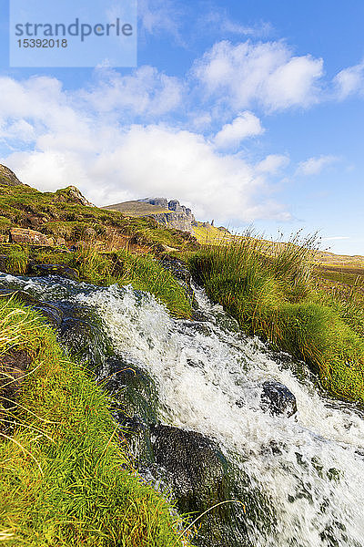 Vereinigtes Königreich  Schottland  Isle of Skye  Wasserfall mit dem alten Mann von Storr im Hintergrund