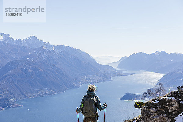 Italien  Como  Lecco  Frau auf einer Wanderung in den Bergen über dem Comer See  die die Aussicht genießt