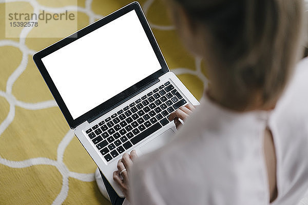 Frau benutzt Laptop mit leerem Bildschirm