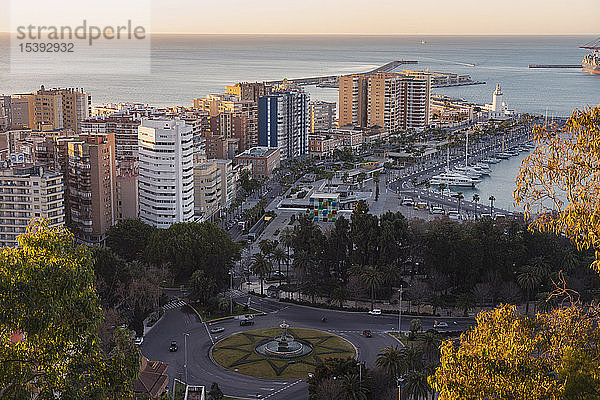 Spanien  Malaga  Blick über den Hafen und das Zentrum von Pompidou bei Sonnenaufgang