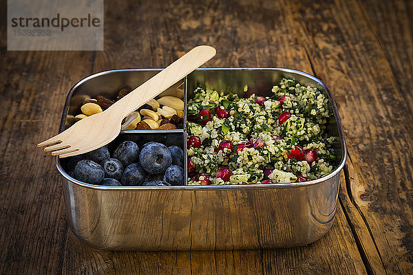 Lunchbox mit Bulgurkräutersalat mit Granatapfelkernen  Taboule  Heidelbeeren und Trail mIx