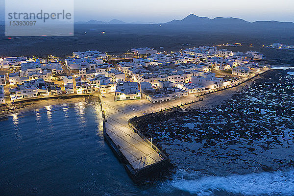 Spanien  Kanarische Inseln  Lanzarote  Caleta de Famara  Abenddämmerung  Luftaufnahme