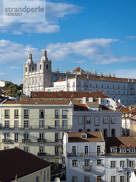 Portugal  Lissabon  Alfama  Blick vom Miradouro de Santa Luzia über den Bezirk mit dem Kloster Sao Vicente de Fora