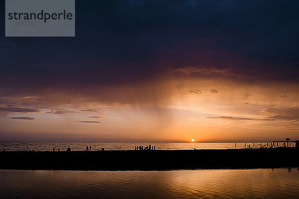 Russland  Sotschi  Regenfälle über dem Meer bei Sonnenuntergang