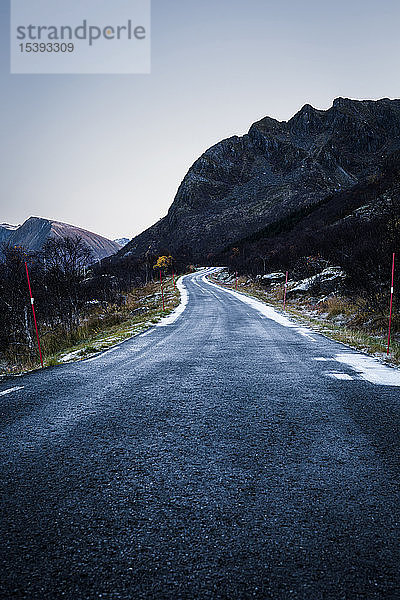 Norwegen  Lofoten-Inseln  leere Landstraße