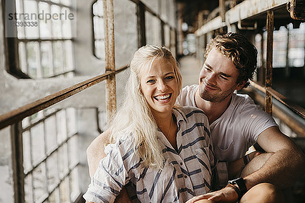 Porträt eines glücklichen jungen Paares in einem alten Gebäude