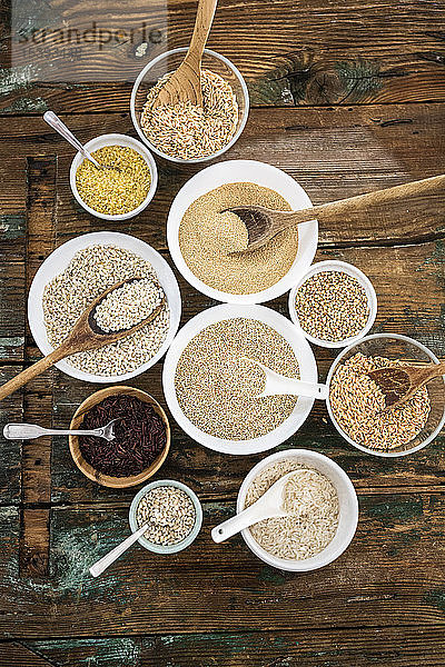 Getreidemischung: roter Reis  Gerste  Amaranth  Quinoa  Reis  Bulgur  Dinkel  Hafer und Buchweizen