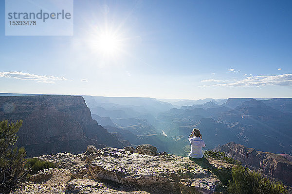 USA  Arizona  Frau genießt Wüstenblick über den Grand Canyon