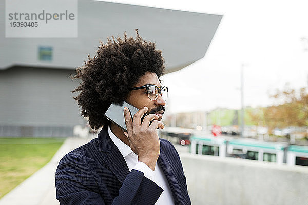 Spanien  Barcelona  Porträt eines Geschäftsmannes am Mobiltelefon in der Stadt