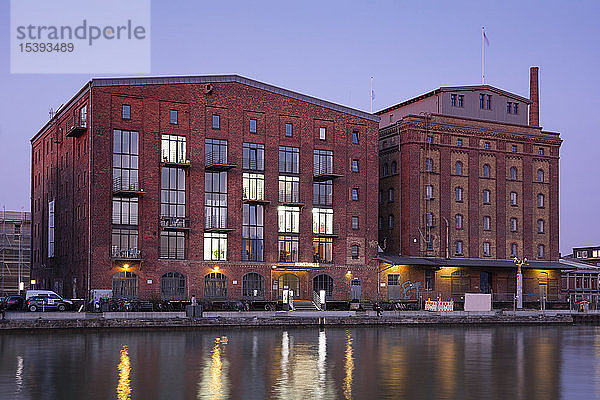 Deutschland  Münster  Stadthafen  Kreativkai  Halle der Künste im Abendlicht