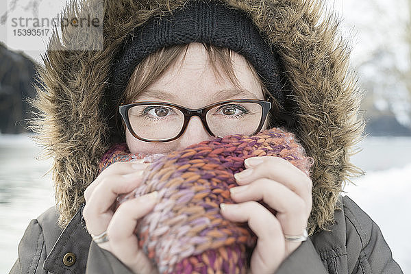 Porträt einer Frau mit Schal im Winter