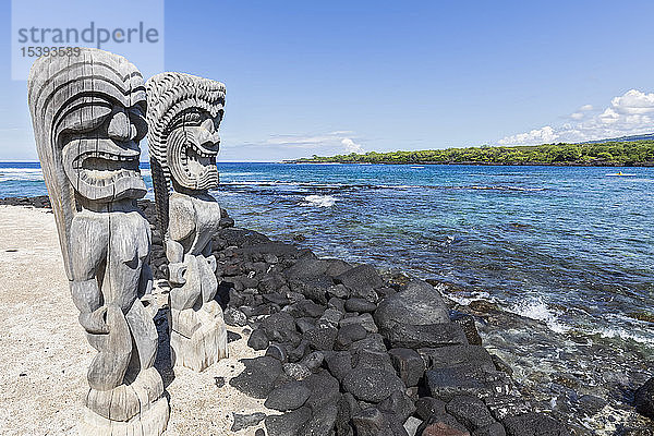 USA  Hawaii  Big Island  Pu'uhonua o Honaunau-Nationalpark  Statuenschützer kii