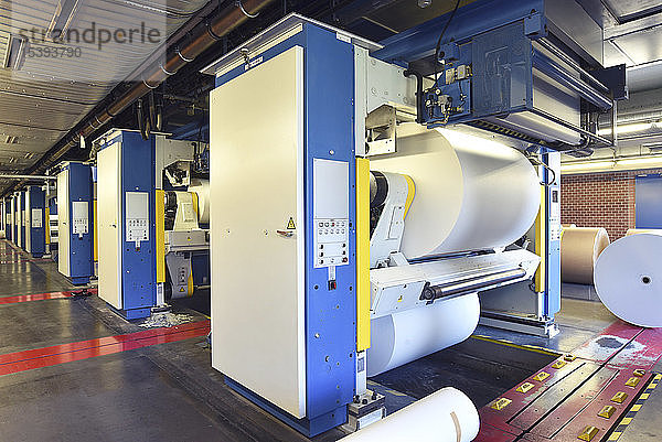 Druckerei: Papierrolle in einer Druckmaschine
