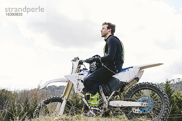 Porträt eines Motocross-Fahrers auf der Rennstrecke