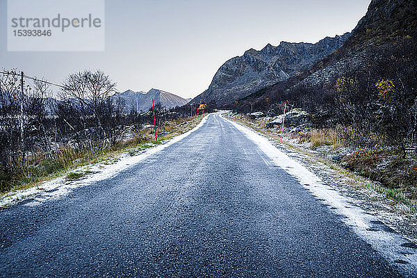 Norwegen  Lofoten-Inseln  leere Landstraße