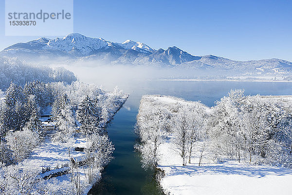 Deutschland  Oberbayern  Kochel  Luftaufnahme des Kochelsees im Winter  Herzogstand und Heimgarten im Hintergrund