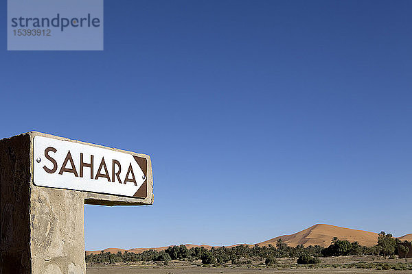 Marokko  Taouz  Merzouga  Erg Chebbi  Wegweiser zur Wüste Sahara